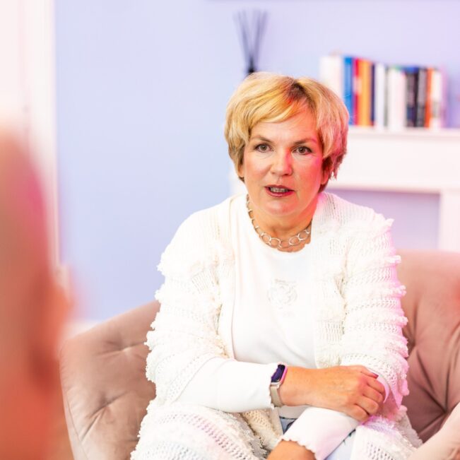 Dr. Susanne Lapp hört im Coaching zu